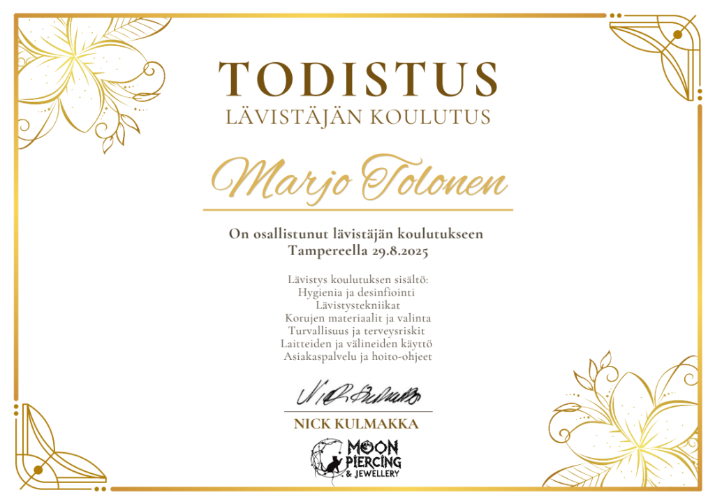 Asiakas hymyilee SM Tattoo & Piercing -studiolla Iissä.